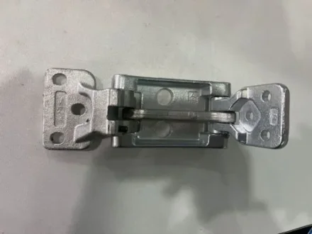 Петля дверна задн Лів (нижня частина) MERCEDES SPRINTER 906 06.06-06.18 BLIC 6004003547241P