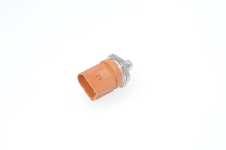 Датчик тиску палива ((EN) high-pressure side) BENTLEY CONTINENTAL, FLYING SPUR VW AMAROK, BEETLE, CADDY III, CADDY III/MINIVAN, CALIFORNIA T5 CAMPER, CALIFORNIA T6 CAMPER, CC B7 AXX-DCCA 10.04- BOSCH 0 261 545 050