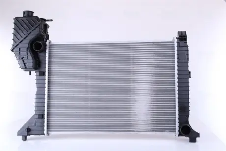 Радіатор охолодження MERCEDES SPRINTER W 901-905 (95-) NISSENS 62687A