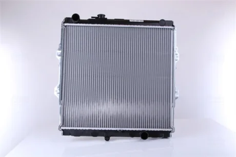 TOYOTA Радіатор охолодження двиг. HILUX VI 2.5 D-4D 01- NISSENS 64598A
