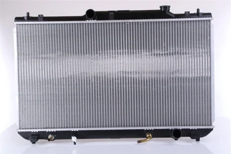 TOYOTA Радіатор охолодження двиг. (built-in oil cooler) CAMRY 2.4 01 Nissens 646925