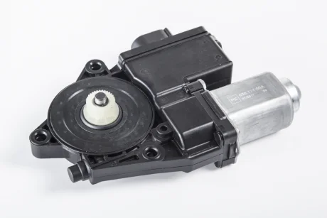 Двигун склопідіймача Лів PE AUTOMOTIVE 03017400A