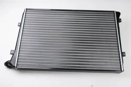 Радіатор двигуна (мкпп) AUDI A3 SEAT ALTEA, ALTEA XL, LEON, TOLEDO III SKODA OCTAVIA II, SUPERB II VW CADDY III, CADDY III/MINIVAN, EOS, GOLF PLUS V, GOLF V, JETTA III 1.9D/2.0D 05.03-05.11 THERMOTEC D7W036TT
